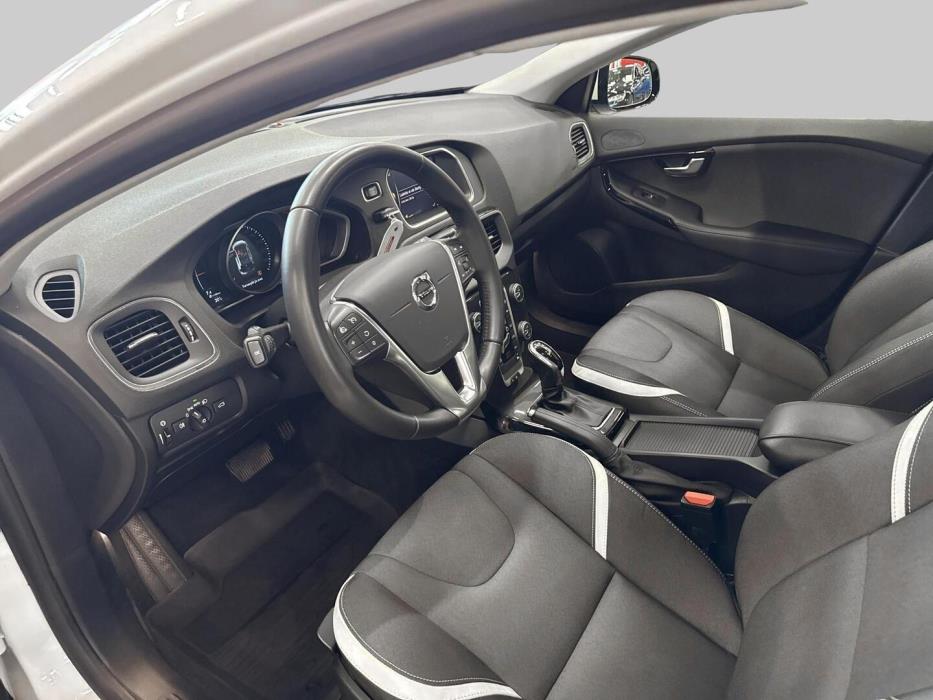 VOLVO V40 2019