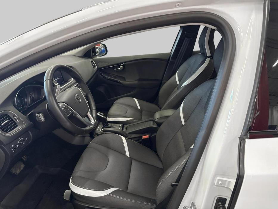 VOLVO V40 2019