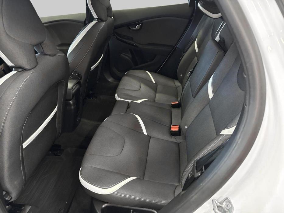 VOLVO V40 2019