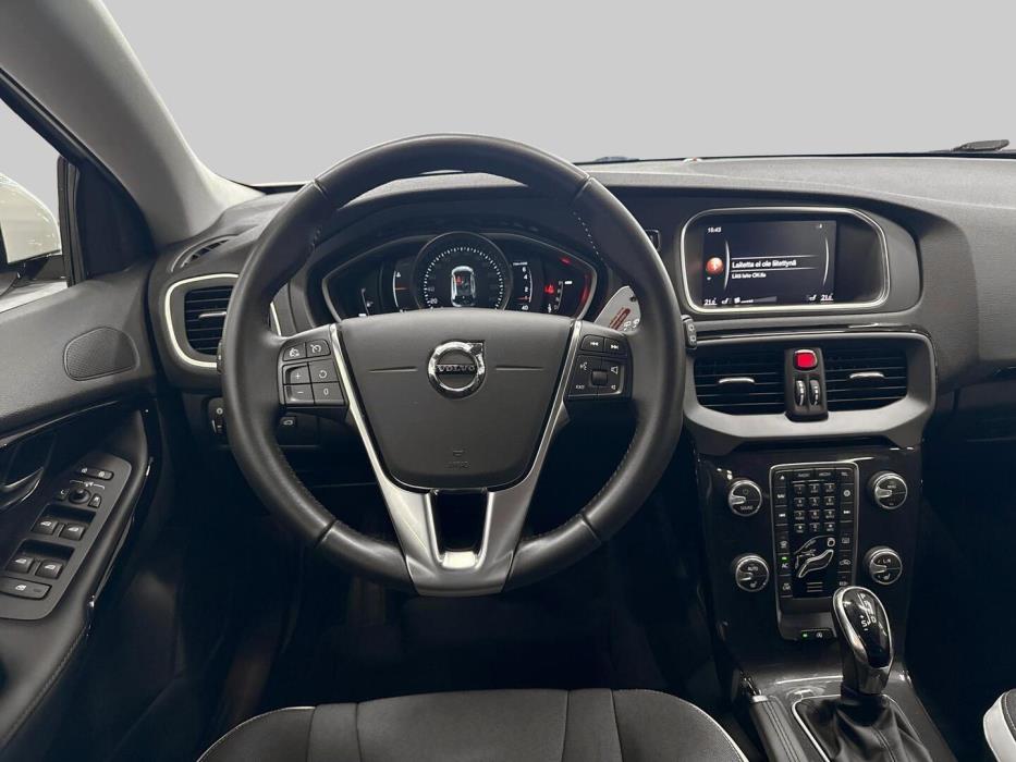 VOLVO V40 2019