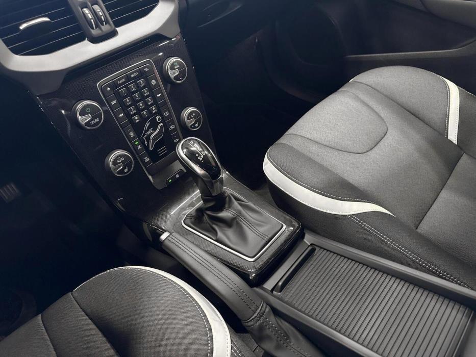 VOLVO V40 2019