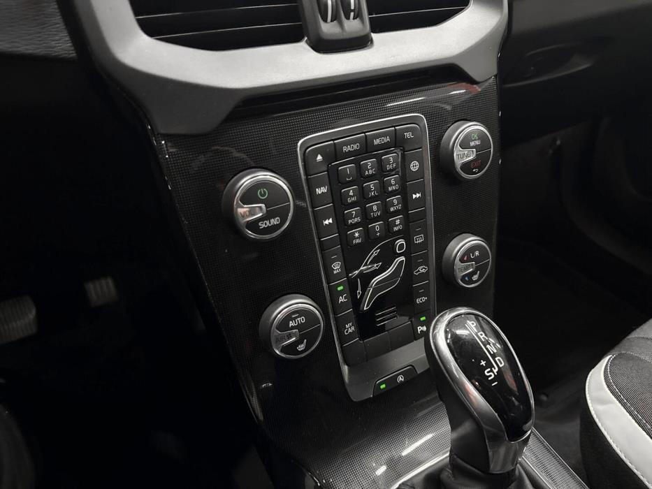VOLVO V40 2019