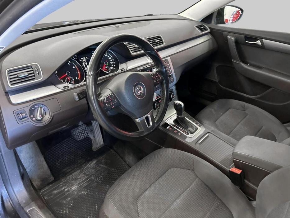 VOLKSWAGEN Passat 2011