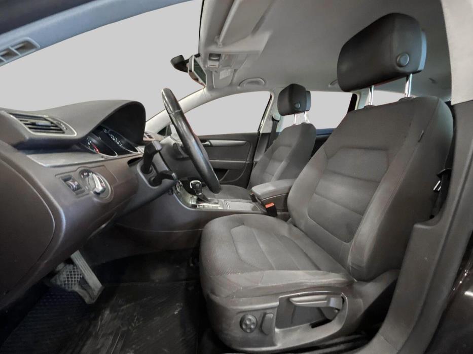 VOLKSWAGEN Passat 2011