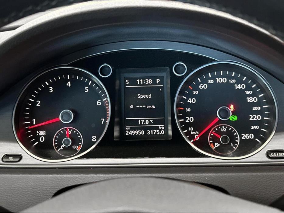 VOLKSWAGEN Passat 2011