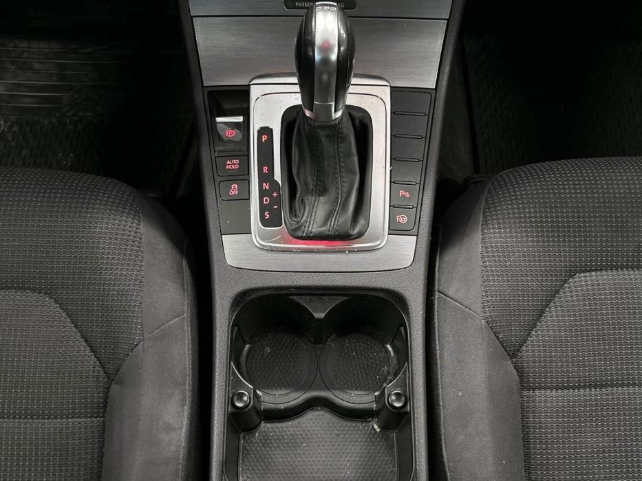 VOLKSWAGEN Passat 2011