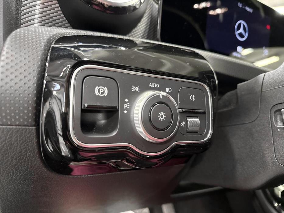 MERCEDES-BENZ A 2023