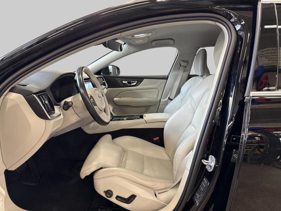 VOLVO V60 2023
