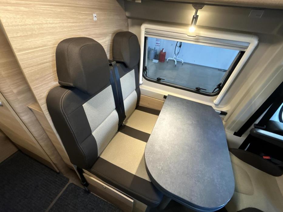 ROADCAR VAN R 600 2024