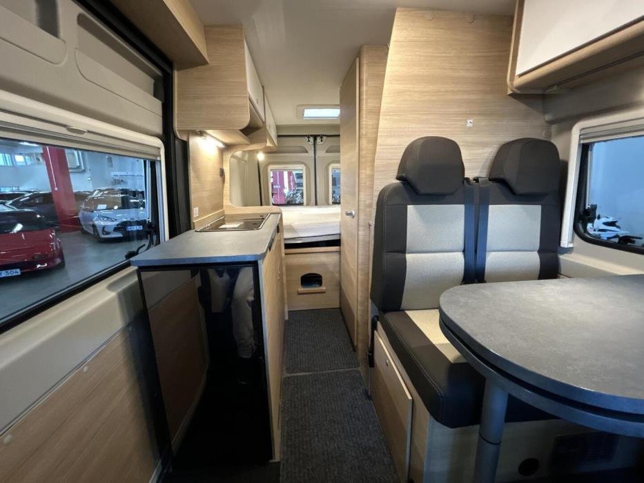 ROADCAR VAN R 600 2024