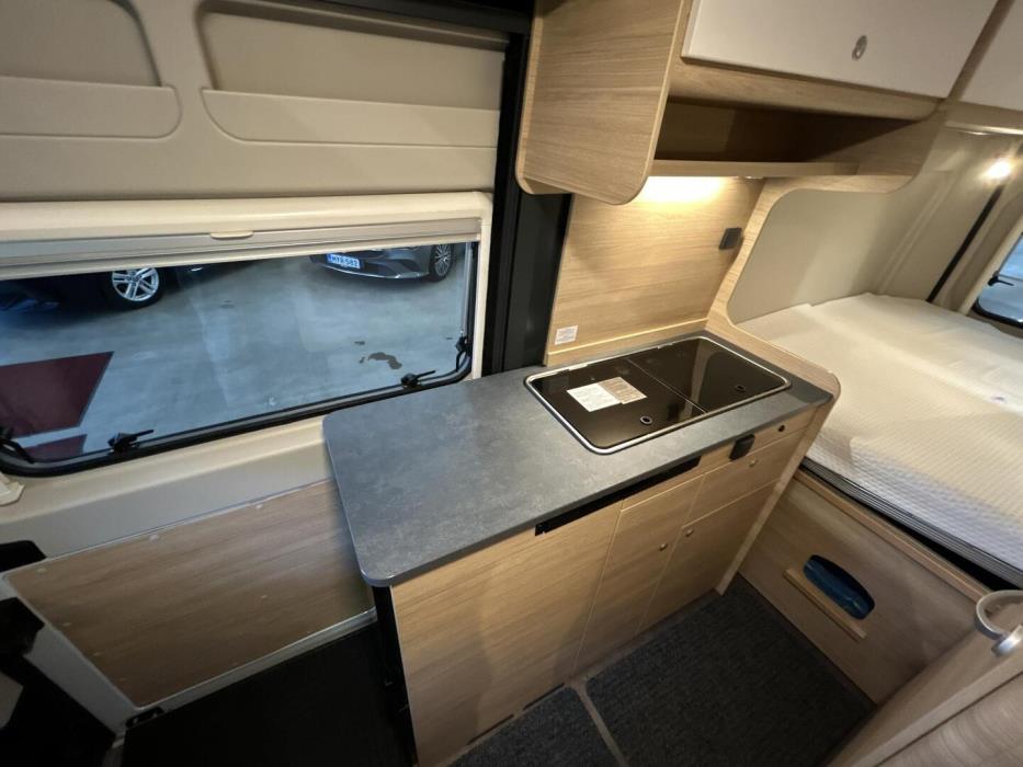 ROADCAR VAN R 600 2024