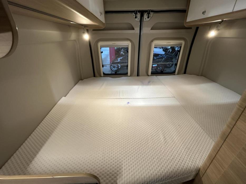 ROADCAR VAN R 600 2024