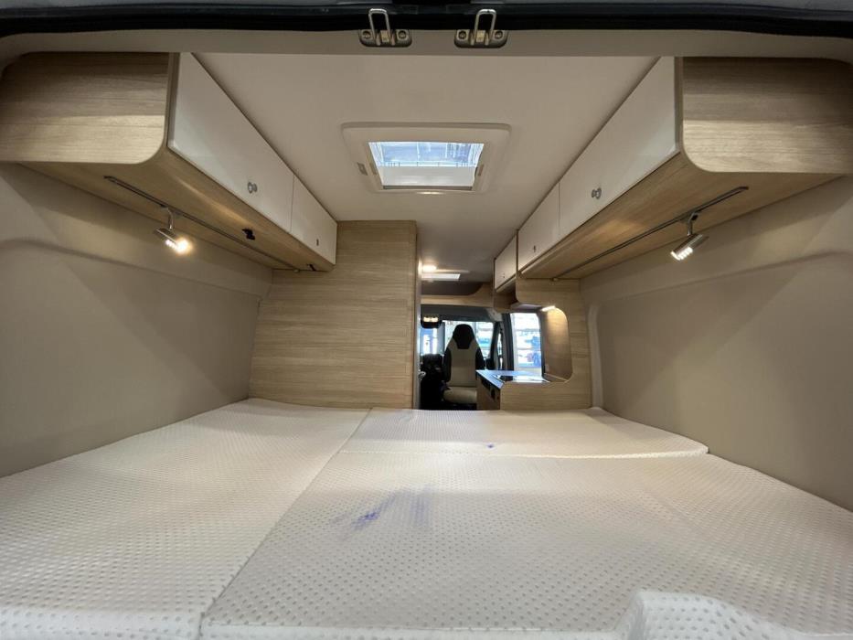 ROADCAR VAN R 600 2024