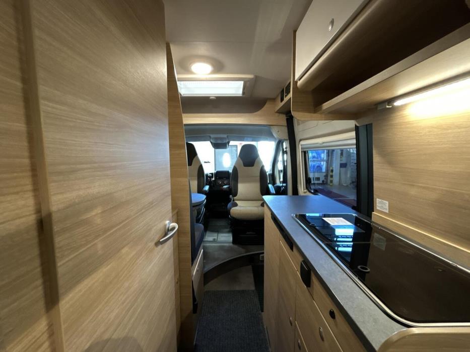 ROADCAR VAN R 600 2024