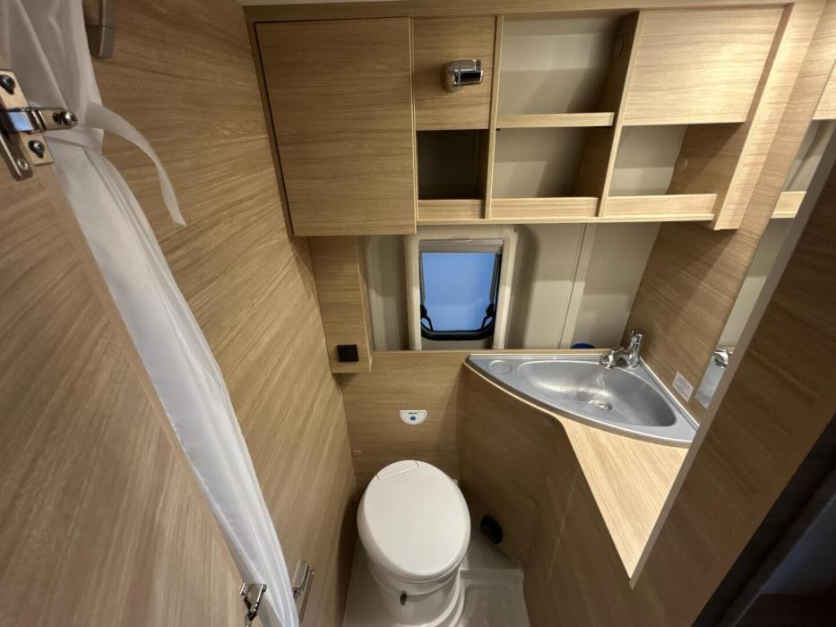 ROADCAR VAN R 600 2024