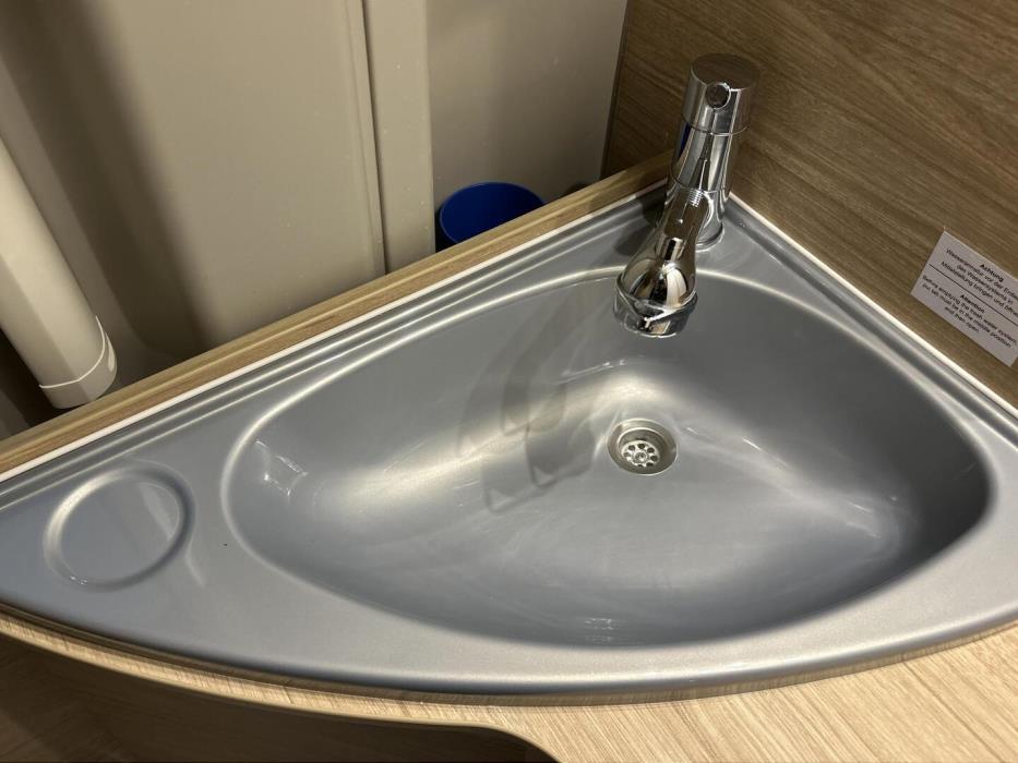 ROADCAR VAN R 600 2024