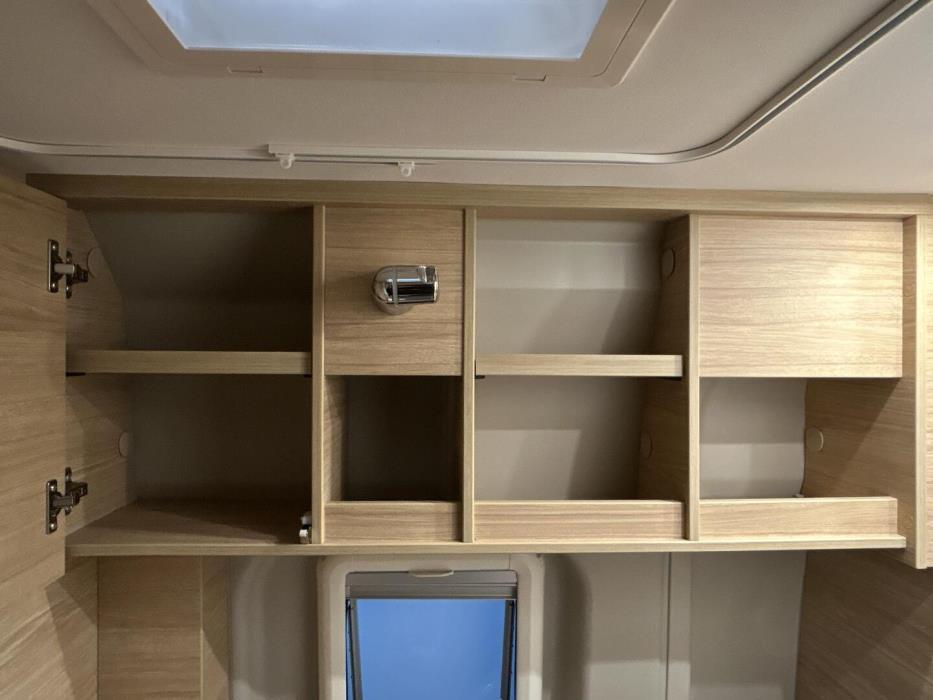 ROADCAR VAN R 600 2024