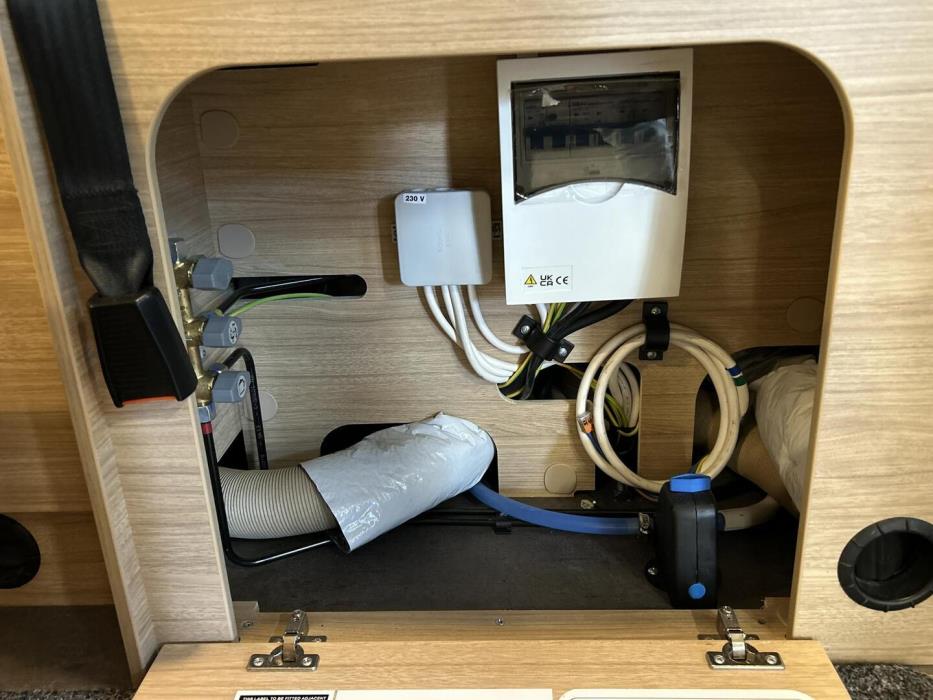 ROADCAR VAN R 600 2024