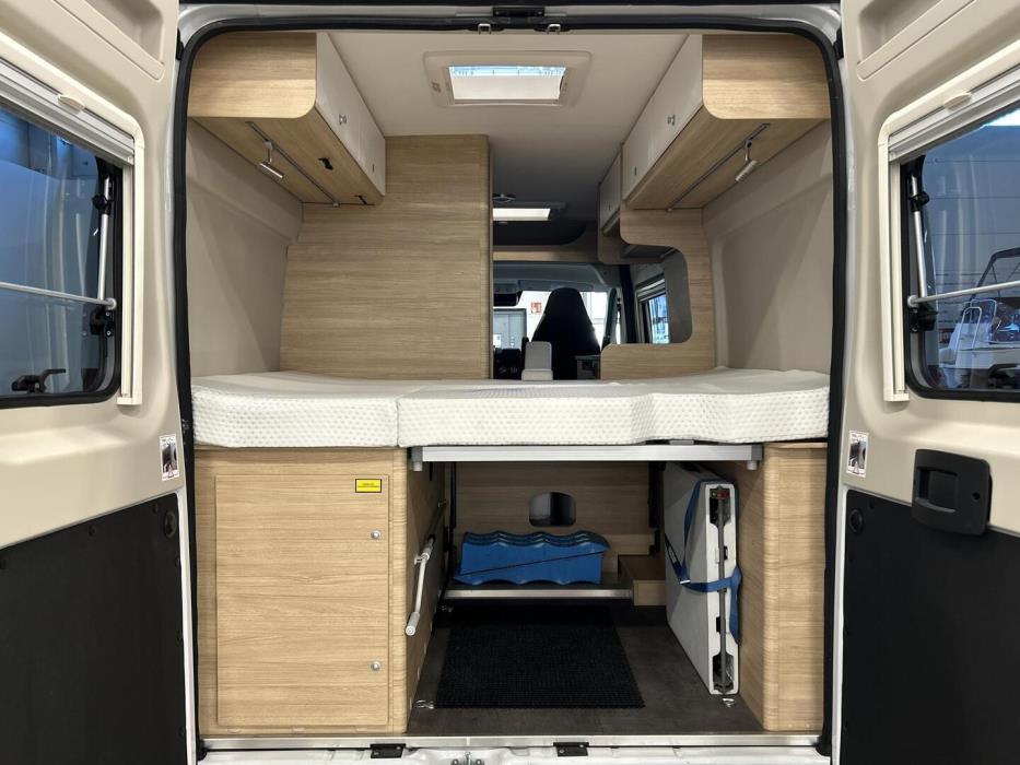 ROADCAR VAN R 600 2024