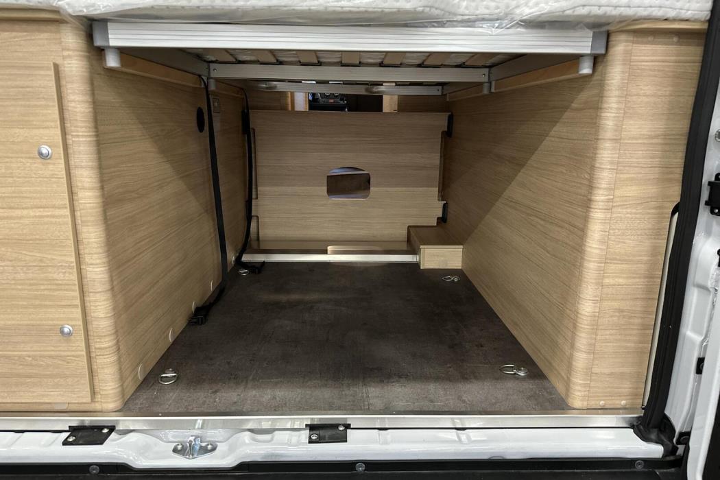 ROADCAR VAN R 600 2024