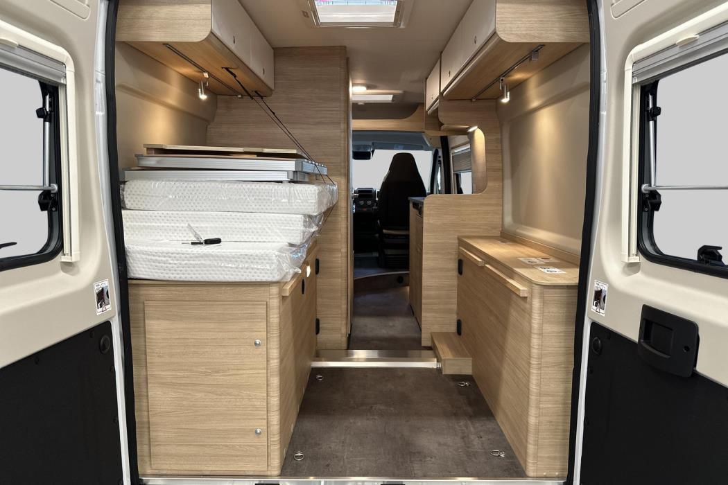 ROADCAR VAN R 600 2024