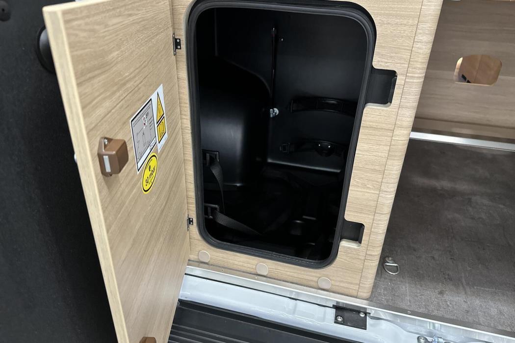 ROADCAR VAN R 600 2024