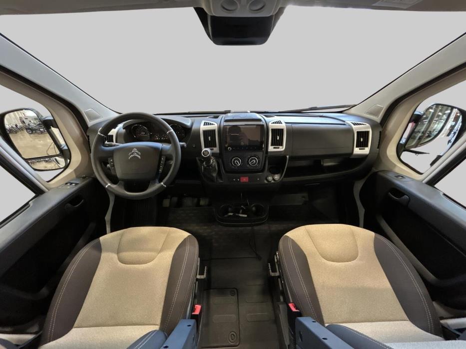 ROADCAR VAN R 600 2024