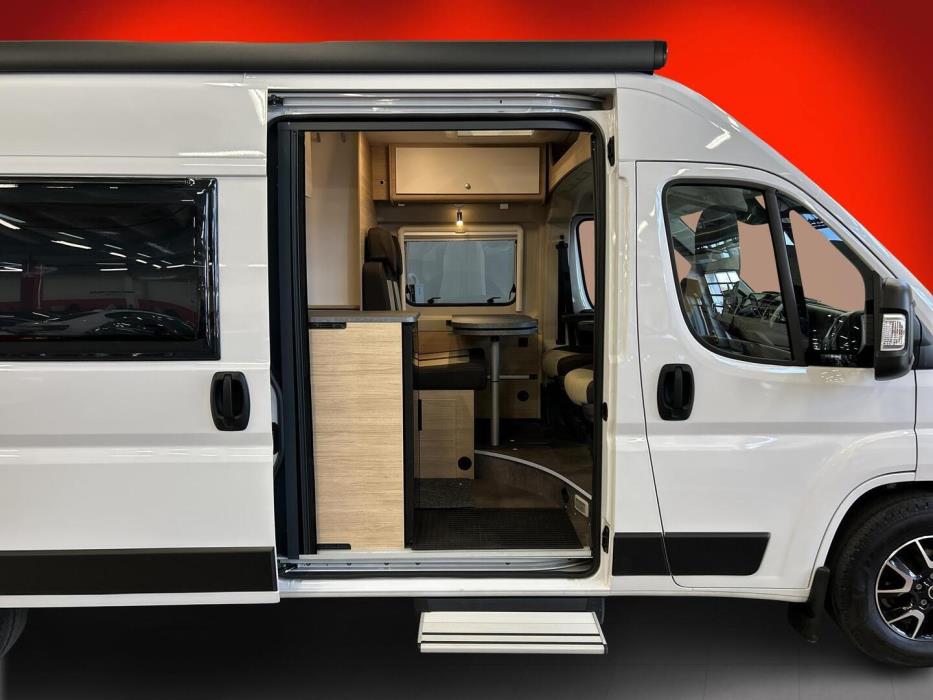 ROADCAR VAN R 600 2024