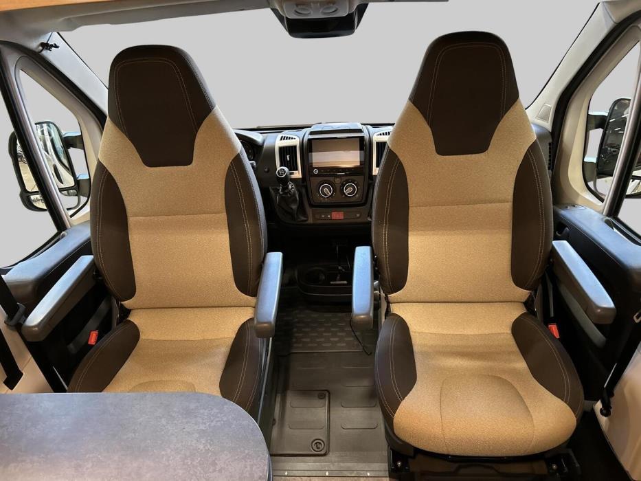 ROADCAR VAN R 600 2024