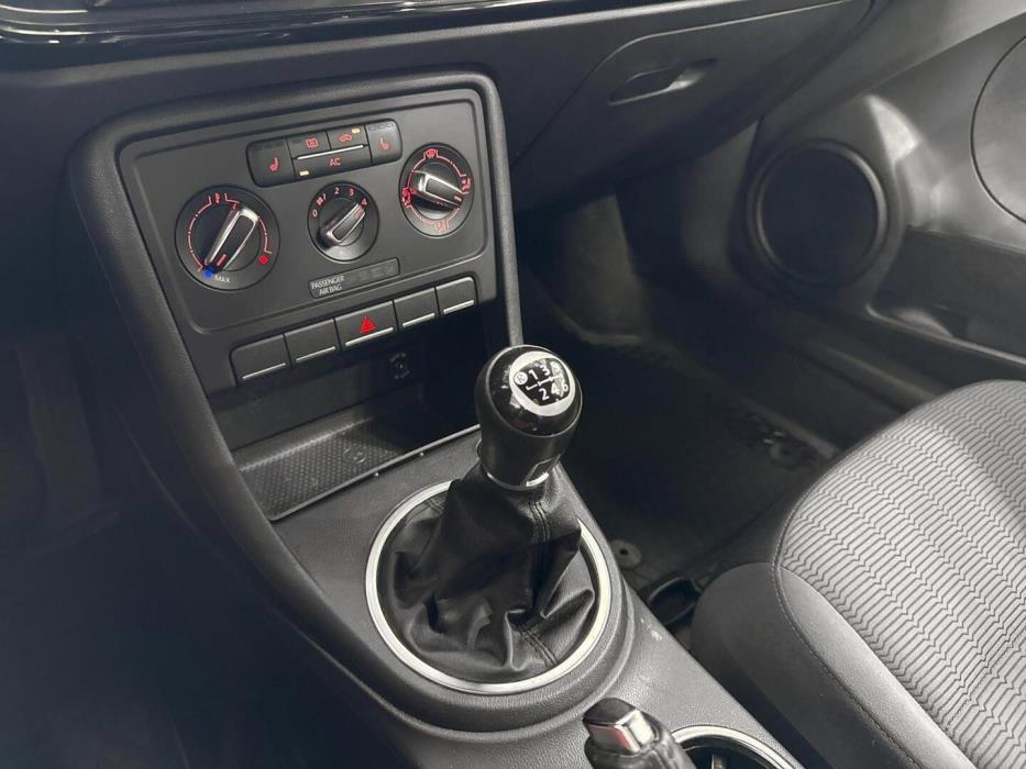 VOLKSWAGEN Beetle 2012