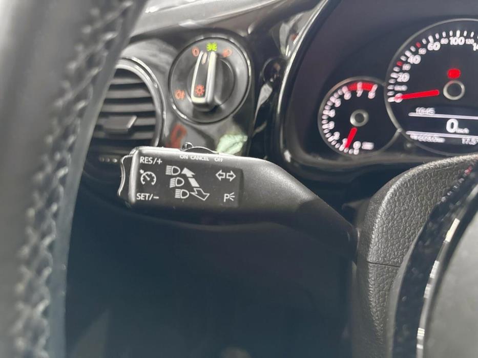 VOLKSWAGEN Beetle 2012