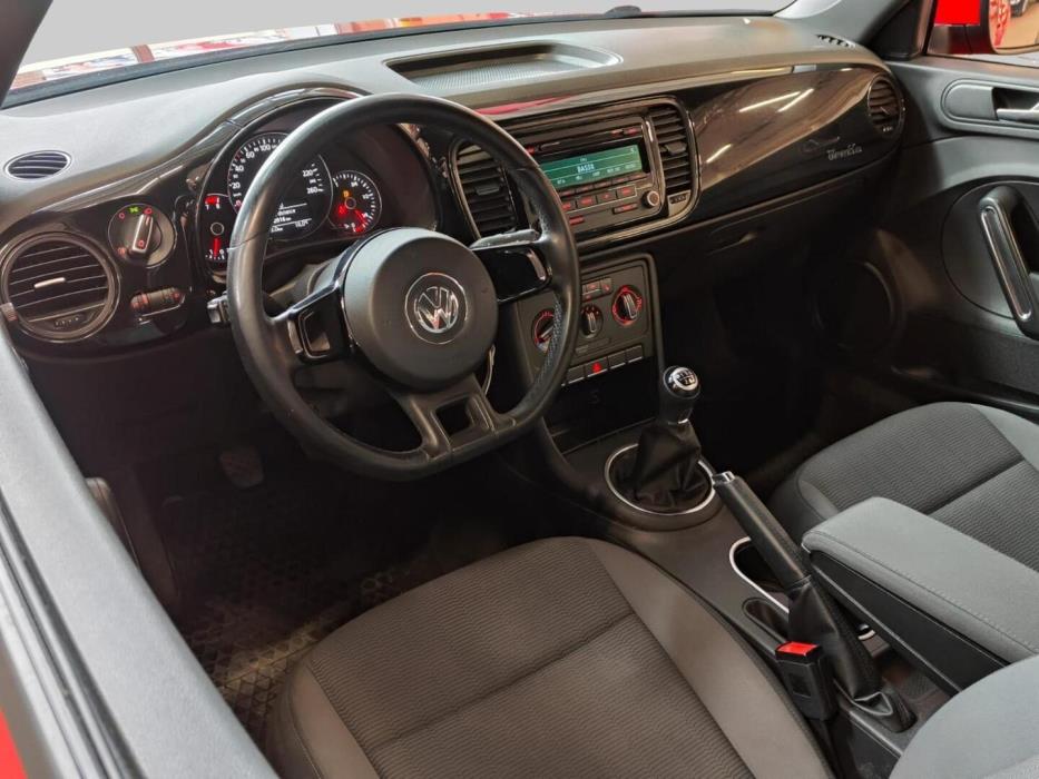 VOLKSWAGEN Beetle 2012
