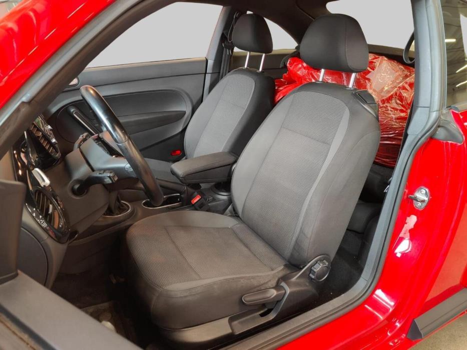 VOLKSWAGEN Beetle 2012