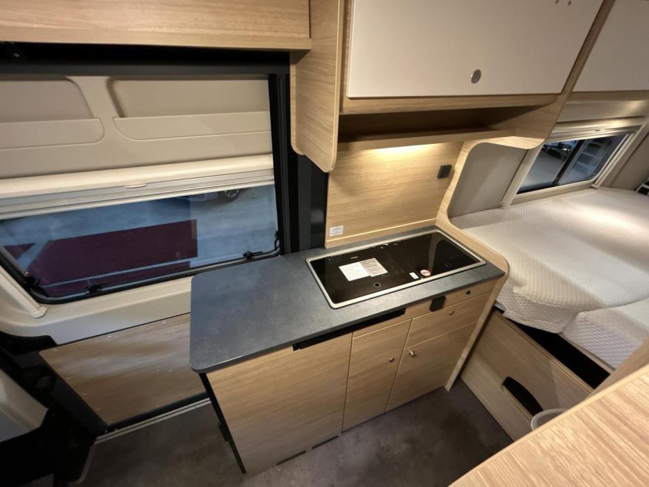 ROADCAR VAN R 640 2024