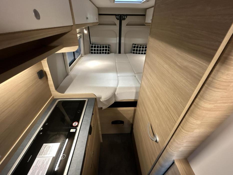 ROADCAR VAN R 640 2024