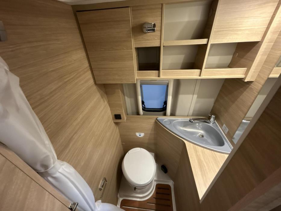 ROADCAR VAN R 640 2024