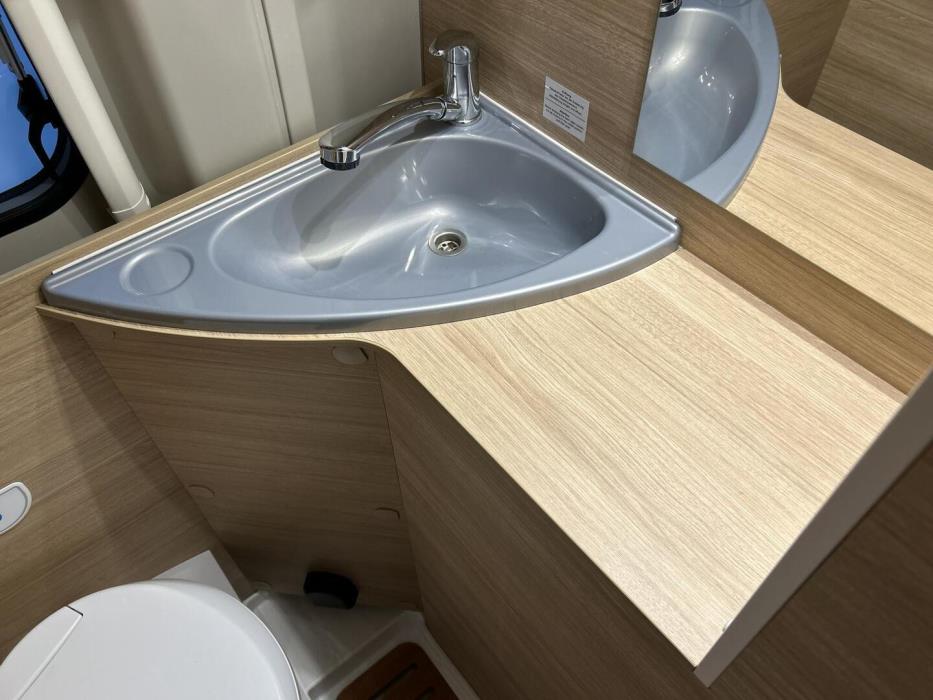 ROADCAR VAN R 640 2024