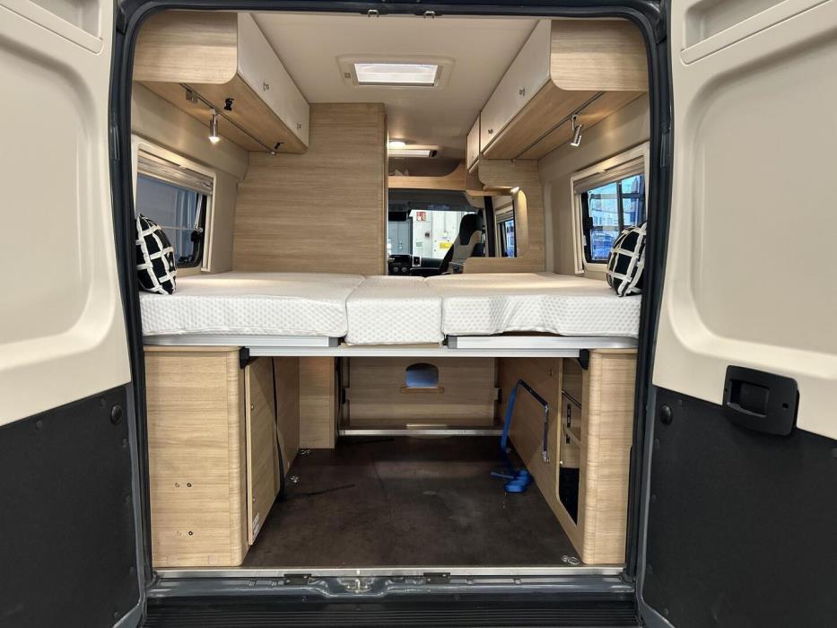 ROADCAR VAN R 640 2024