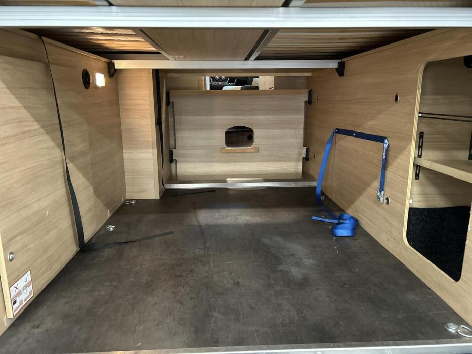 ROADCAR VAN R 640 2024