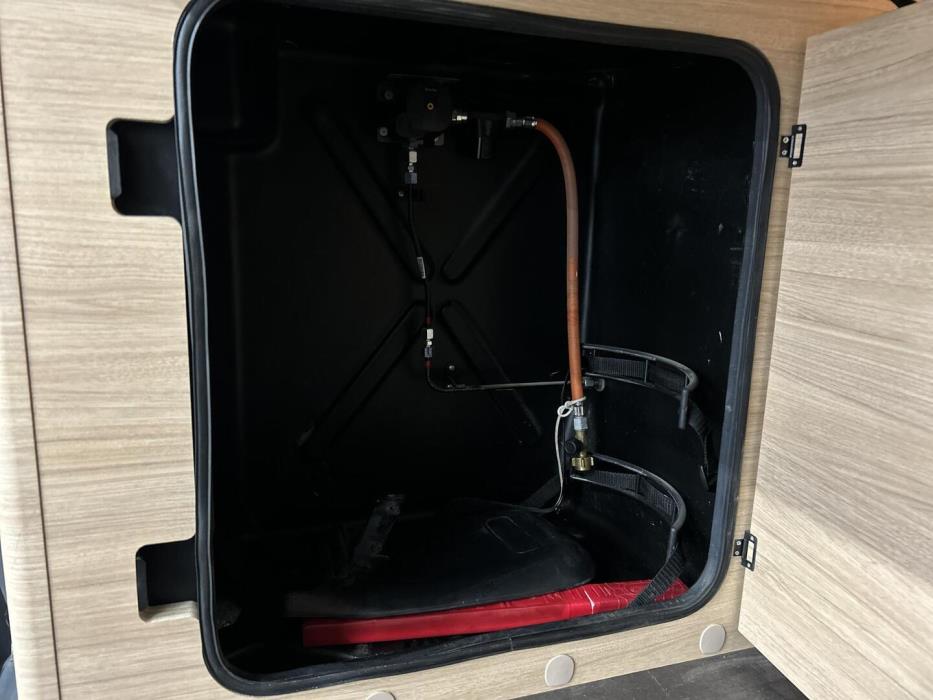 ROADCAR VAN R 640 2024