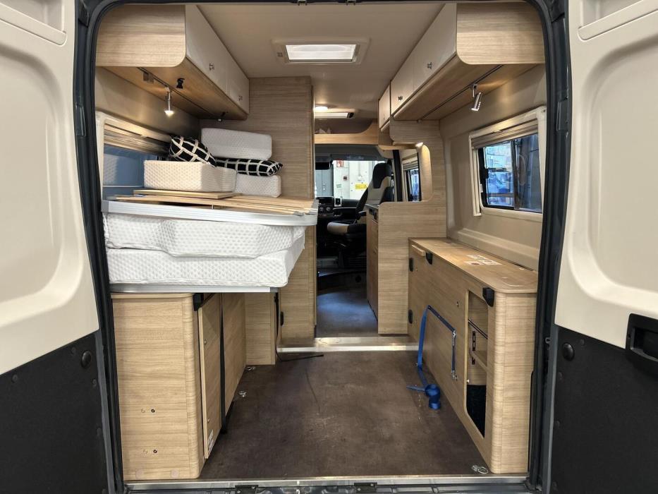 ROADCAR VAN R 640 2024