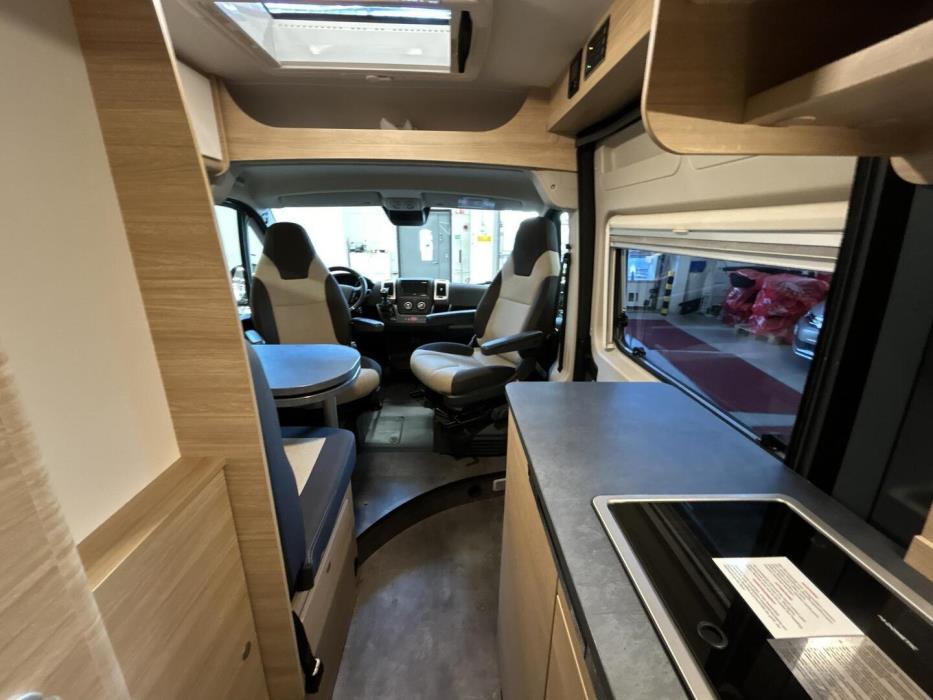 ROADCAR VAN R 640 2024