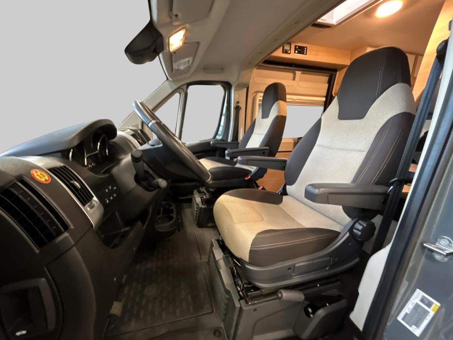 ROADCAR VAN R 640 2024