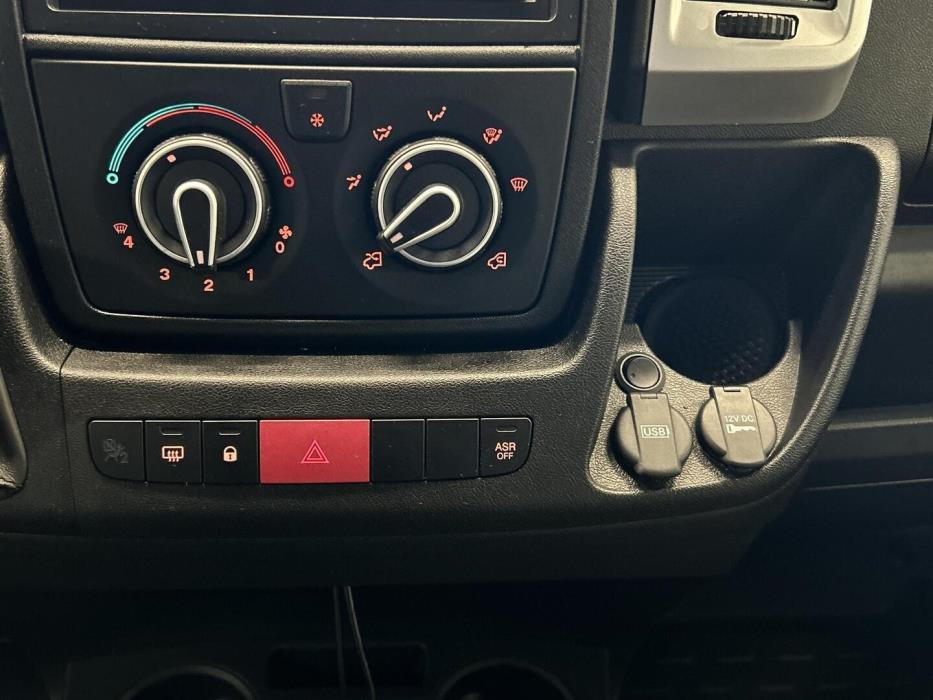 ROADCAR VAN R 640 2024