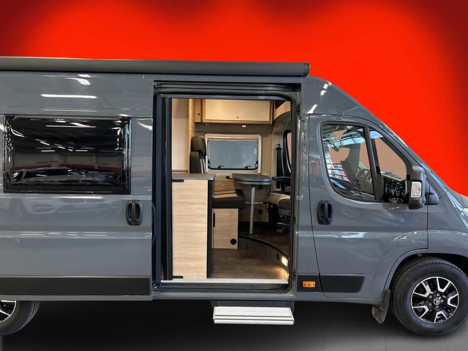 ROADCAR VAN R 640 2024