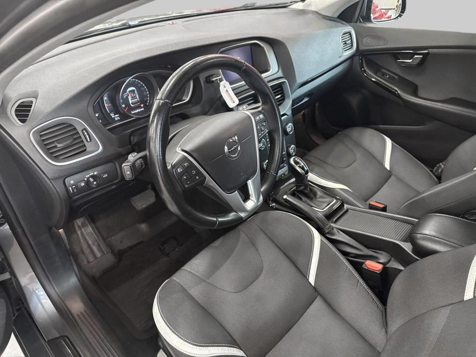 VOLVO V40 2019