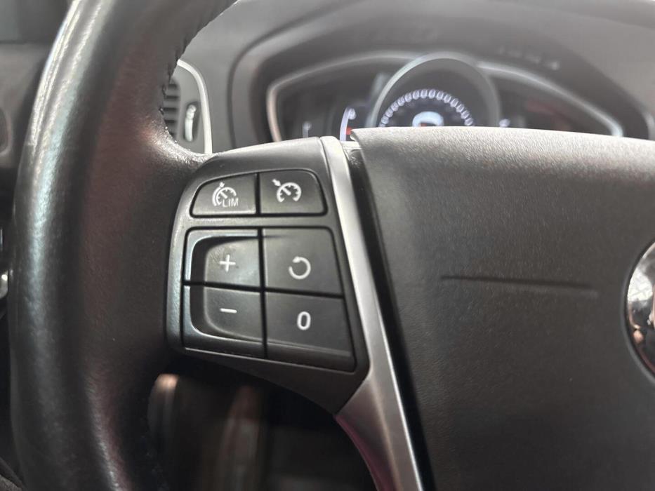 VOLVO V40 2019