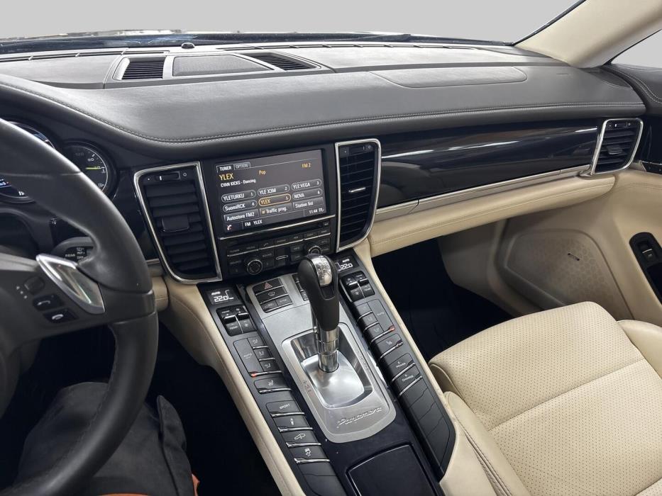 PORSCHE Panamera 2013