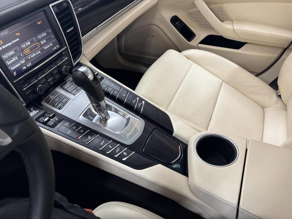 PORSCHE Panamera 2013