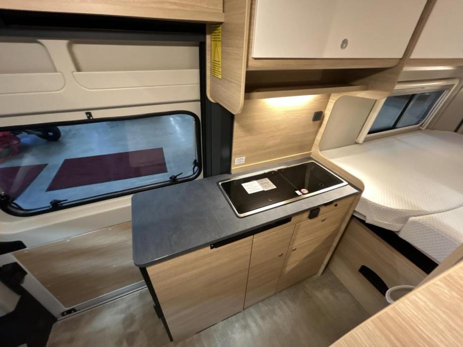 ROADCAR VAN R 640 2023